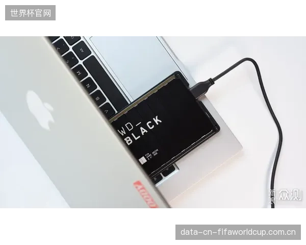 阿尔特塔打造的整体防守体系运转高效，其防线的同步移动和越位陷阱布置冠绝欧洲。